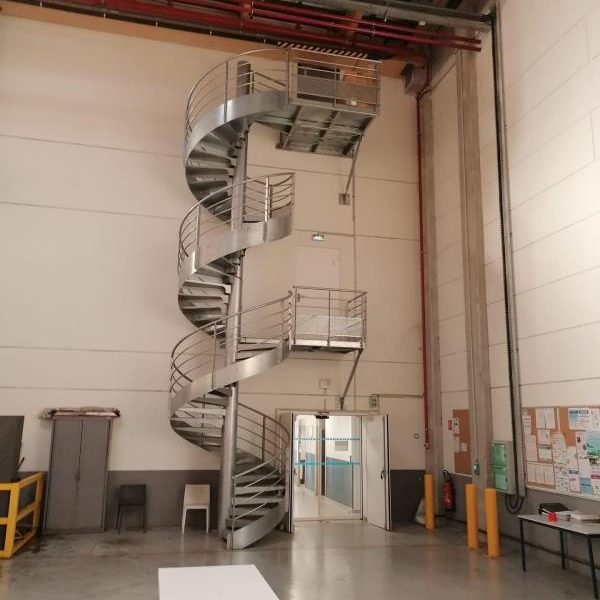 Pose d’un escalier métallique hélicoïdal