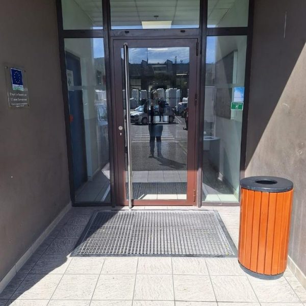 Pose d’une porte métallique avec vitrages à usage intensif avec paumelles à roulement à bille chez un professionnel