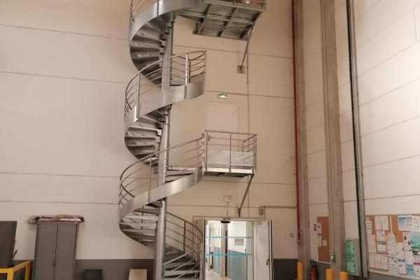 Pose d’un escalier métallique hélicoïdal